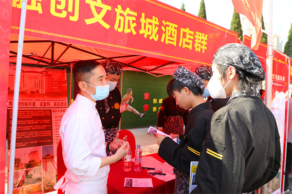 <a href=http://www.8881133.com target=_blank class=infotextkey>江西新東方烹飪學(xué)校</a>.jpg