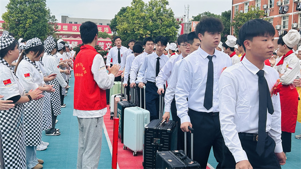 <a href=http://www.8881133.com target=_blank class=infotextkey><a href=http://www.8881133.com target=_blank class=infotextkey>江西新東方烹飪學(xué)校</a></a>.jpg