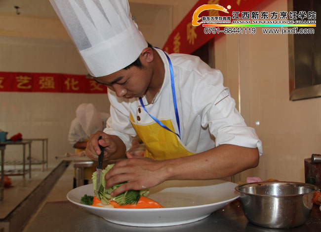 首屆“新東方杯”烹飪技能大賽江西賽區(qū)花色拼盤比賽現(xiàn)場3.jpg