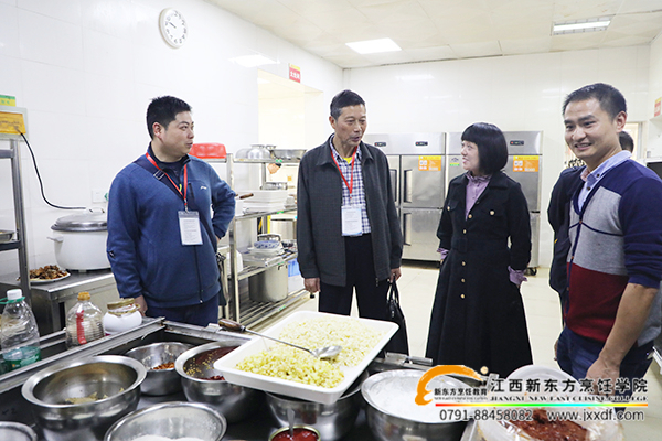 領(lǐng)導(dǎo)參觀我院食堂