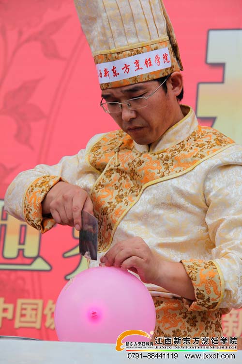 <a href=http://www.8881133.com target=_blank class=infotextkey>江西新東方烹飪學(xué)院</a>老師表演絕技