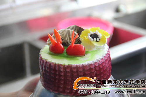 <a href=http://www.8881133.com target=_blank class=infotextkey>江西新東方烹飪學(xué)院</a>老師教孩子們做的小蛋糕~.jpg