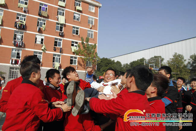 ��ԺС�{(l��n)У�^(q��)��ɫ������Y(ji��)�I(y��)����¡���e����ǧ��ͬϯƷ��ɫ��ζ