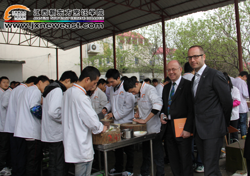 瑞典友人主動(dòng)與江西新東方學(xué)生合影