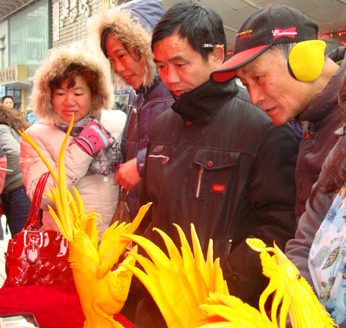 專注觀看雕刻技藝