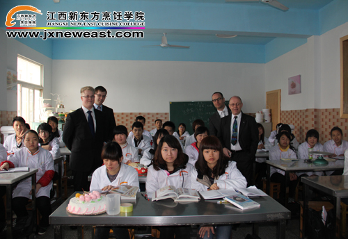 瑞典友人同西點(diǎn)班的學(xué)生合影