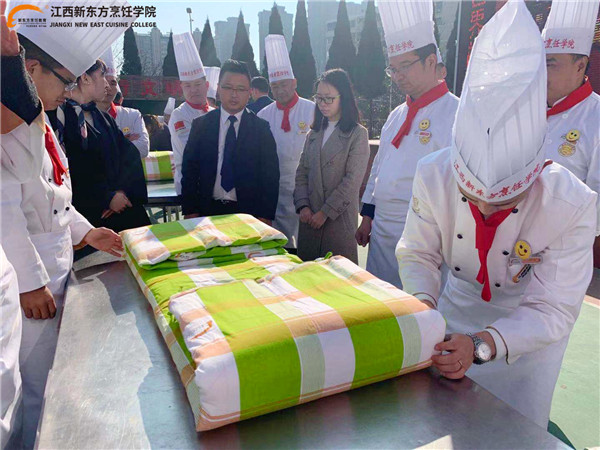 <a href=http://www.8881133.com target=_blank class=infotextkey>江西新東方烹飪學(xué)院</a>疊軍被.jpg