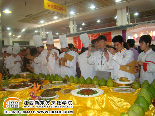 <a href=http://www.8881133.com target=_blank class=infotextkey>江西新東方烹飪學院</a>同學們紛紛拿出手機拍照~副本.jpg