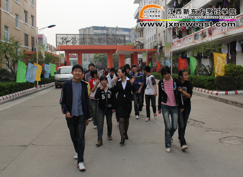 <a href=http://www.8881133.com target=_blank class=infotextkey>江西新東方烹飪學(xué)院</a>迎來眾多中考生參觀