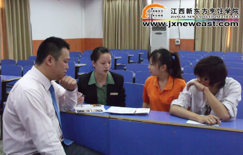 富淳餐飲集團行政總廚和江西新東方學(xué)生親切交談