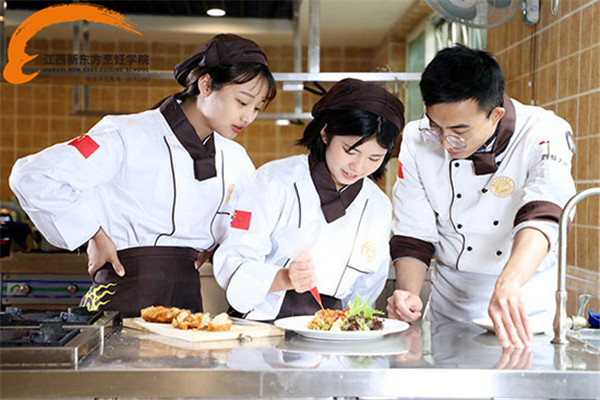 <a href=http://www.8881133.com target=_blank class=infotextkey>江西新東方烹飪學(xué)院</a>學(xué)廚師.jpg