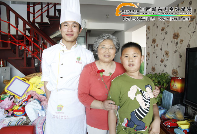 <a href=http://www.8881133.com target=_blank class=infotextkey>江西新東方烹飪學(xué)院</a>大廚為媽媽送上康乃馨2.jpg