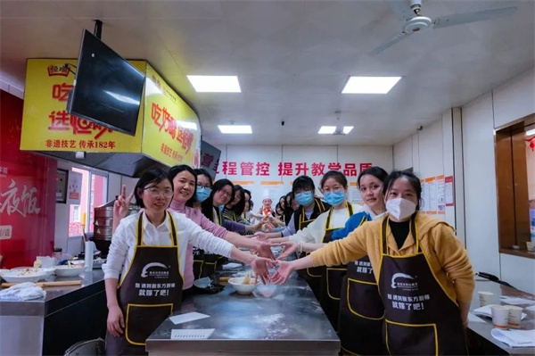 <a href=http://www.8881133.com target=_blank class=infotextkey>江西新東方烹飪學(xué)校</a>女神節(jié)活動(dòng).jpg