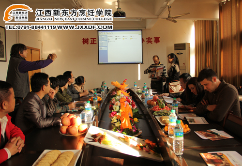 意大利考察團(tuán)和<a href=http://www.8881133.com target=_blank class=infotextkey>江西新東方烹飪學(xué)院</a>的領(lǐng)導(dǎo)親切交談~副本.jpg