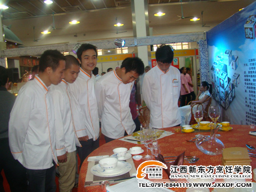 <a href=http://www.8881133.com target=_blank class=infotextkey>江西新東方烹飪學院</a>同學們參觀展區(qū)~副本.jpg