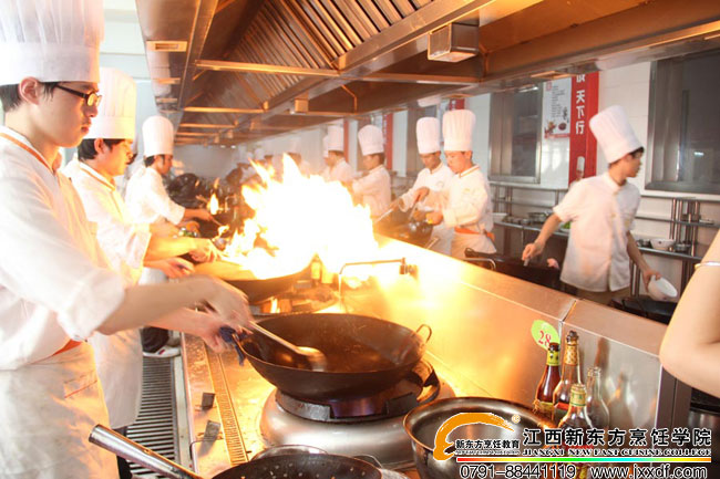 品牌餐飲發(fā)展迅速 創(chuàng)新烹飪?nèi)瞬啪o缺