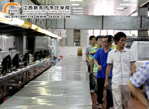 <a href=http://www.8881133.com target=_blank class=infotextkey>江西新東方烹飪學(xué)院</a>的同學(xué)們參觀頤景園生態(tài)酒店的廚房~副本.jpg
