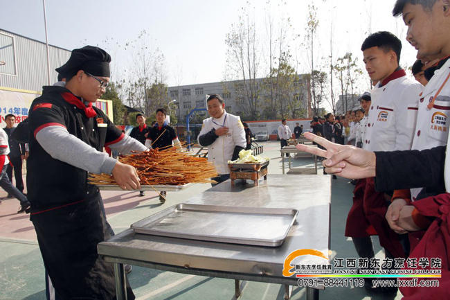 ��ԺС�{(l��n)У�^(q��)��ɫ������Y(ji��)�I(y��)����¡���e����ǧ��ͬϯƷ��ɫ��ζ