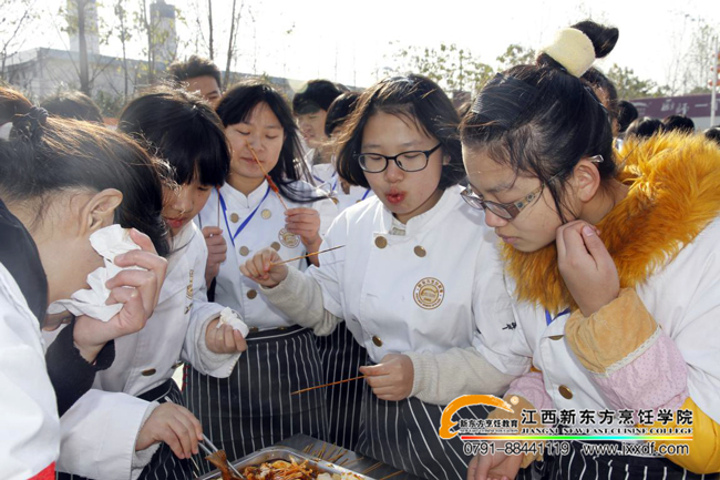 ��ԺС�{(l��n)У�^(q��)��ɫ������Y(ji��)�I(y��)����¡���e����ǧ��ͬϯƷ��ɫ��ζ