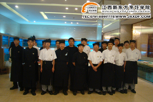 <a href=http://www.8881133.com target=_blank class=infotextkey>江西新東方烹飪學(xué)院</a>姚主任和在嘉興富悅大酒店工作的學(xué)子合影~副本.jpg