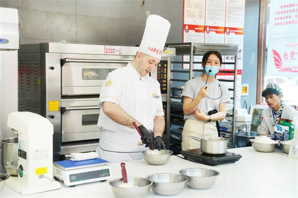 <a href=http://www.8881133.com target=_blank class=infotextkey>江西新東方烹飪學(xué)校</a>.jpg