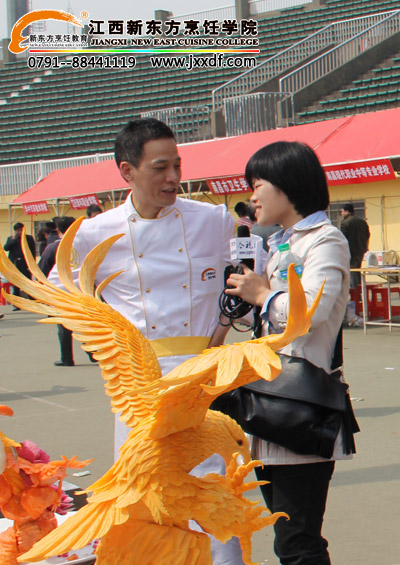 媒體記者采訪<a href=http://www.8881133.com target=_blank class=infotextkey>江西新東方烹飪學(xué)院</a>老師~~.jpg
