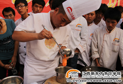 <a href=http://www.8881133.com target=_blank class=infotextkey>江西新東方烹飪學(xué)院</a>學(xué)子張鵬輝秀廚藝3~副本.jpg