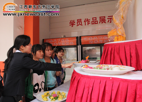 同學(xué)們觀看雕刻作品