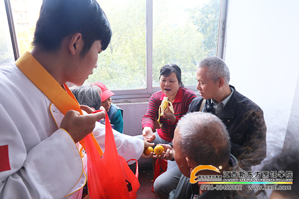 重陽(yáng)節(jié)活動(dòng)走進(jìn)社區(qū) 關(guān)愛老人
