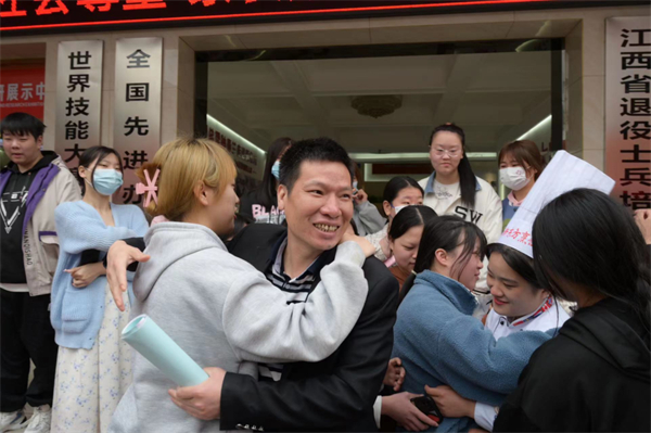 <a href=http://www.8881133.com target=_blank class=infotextkey>江西新東方烹飪學(xué)校</a>畢業(yè)歡送會.jpg