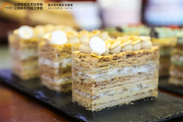 <a href=http://www.8881133.com target=_blank class=infotextkey>江西新東方烹飪學(xué)校</a>西點(diǎn)教師技能大比武.jpg