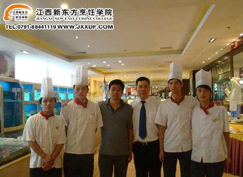 <a href=http://www.8881133.com target=_blank class=infotextkey>江西新東方烹飪學(xué)院</a>姚主任和在紹興富麗華大酒店工作的學(xué)生合影~副本.jpg