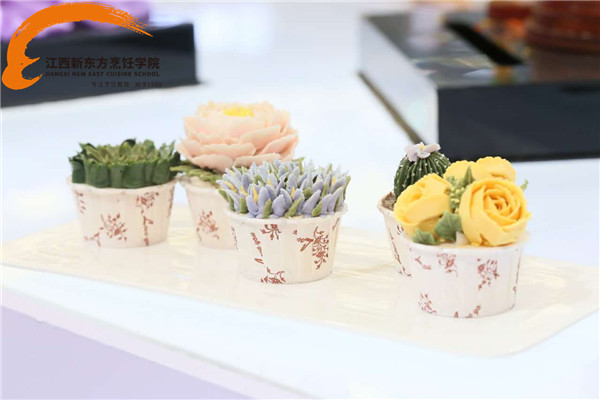 <a href=http://www.8881133.com target=_blank class=infotextkey>江西新東方烹飪學(xué)院</a>學(xué)員西點(diǎn)作品.jpg