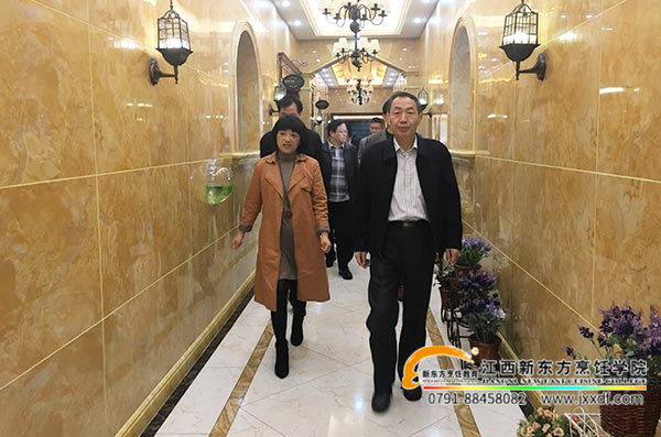 人社部領(lǐng)導(dǎo)蒞臨<a href=http://www.8881133.com target=_blank class=infotextkey><a href=http://www.8881133.com target=_blank class=infotextkey>江西新東方烹飪學(xué)院</a></a>調(diào)研