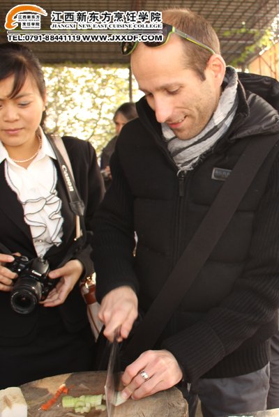 意大利友人體驗(yàn)刀工練習(xí)~副本.jpg