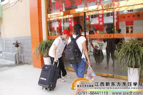 小紅帽們幫忙拿行李