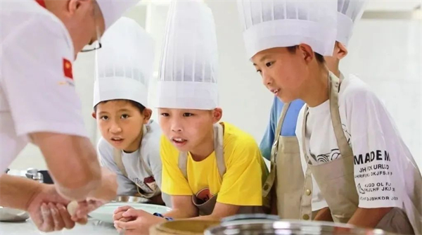 <a href=http://www.8881133.com target=_blank class=infotextkey>江西新東方烹飪學(xué)校</a>暑期班興趣班.jpg