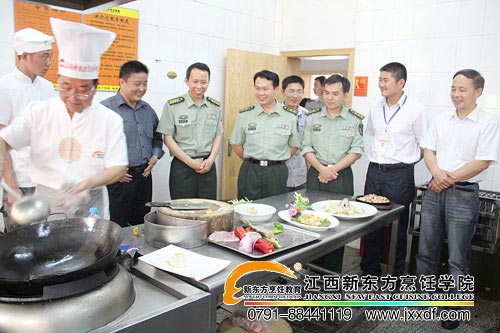 部隊(duì)首長視察<a href=http://www.8881133.com target=_blank class=infotextkey>江西新東方烹飪學(xué)院</a>