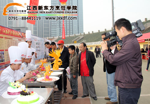 <a href=http://www.8881133.com target=_blank class=infotextkey>江西新東方烹飪學(xué)院</a>現(xiàn)場表演吸引媒體關(guān)注~~.jpg