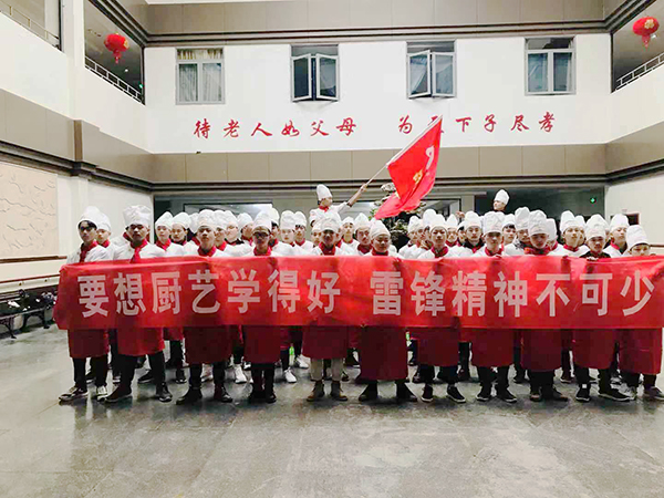 走進(jìn)社區(qū) 關(guān)愛老人.jpg