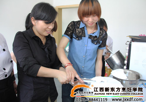 <a href=http://www.8881133.com target=_blank class=infotextkey>江西新東方烹飪學(xué)院</a>的老師教仁愛之家的老師做蛋糕~.jpg