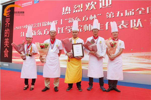 <a href=http://www.8881133.com target=_blank class=infotextkey>江西新東方烹飪學(xué)院</a>師生代表隊(duì)載譽(yù)歸來’.jpg
