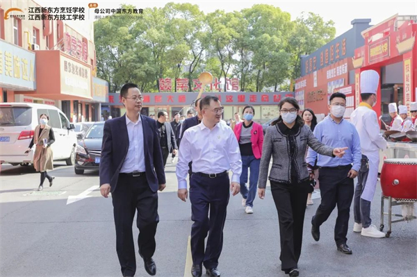 領(lǐng)導(dǎo)視察<a href=http://www.8881133.com target=_blank class=infotextkey>江西新東方烹飪學(xué)校</a>贛菜文化基地.jpg