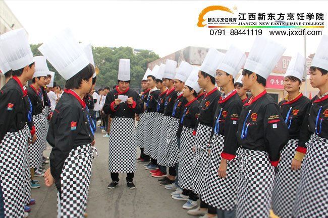 <a href=http://www.8881133.com target=_blank class=infotextkey>江西新東方烹飪學(xué)校</a>學(xué)生晨會