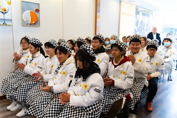 <a href=http://www.8881133.com target=_blank class=infotextkey>江西新東方烹飪學(xué)校</a>西點新專業(yè)發(fā)布會.jpg