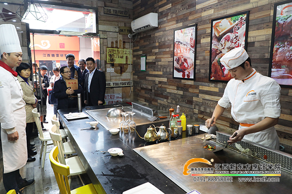 山西省呂梁市教育考察組領導來我院參觀鐵板燒專業(yè)