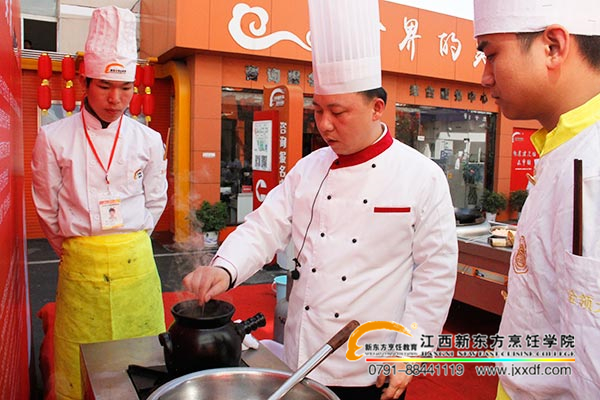 吳圻大師在江西新東方傳授技藝