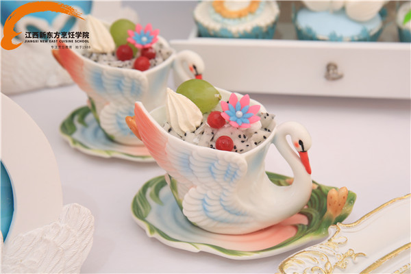 <a href=http://www.8881133.com target=_blank class=infotextkey><a href=http://www.8881133.com target=_blank class=infotextkey>江西新東方烹飪學(xué)院</a></a>學(xué)西點(diǎn).jpg