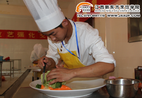 首屆“新東方杯”烹飪技能大賽江西賽區(qū)花色拼盤比賽現(xiàn)場3~副本.jpg
