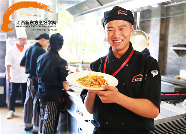 江西新東方烹飪學子和他的作品.jpg